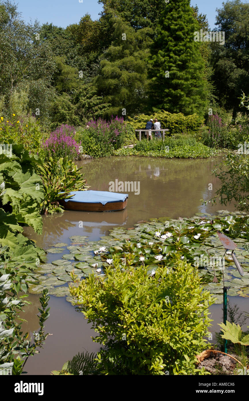 Garden pond hampshire hi-res stock photography and images - Alamy