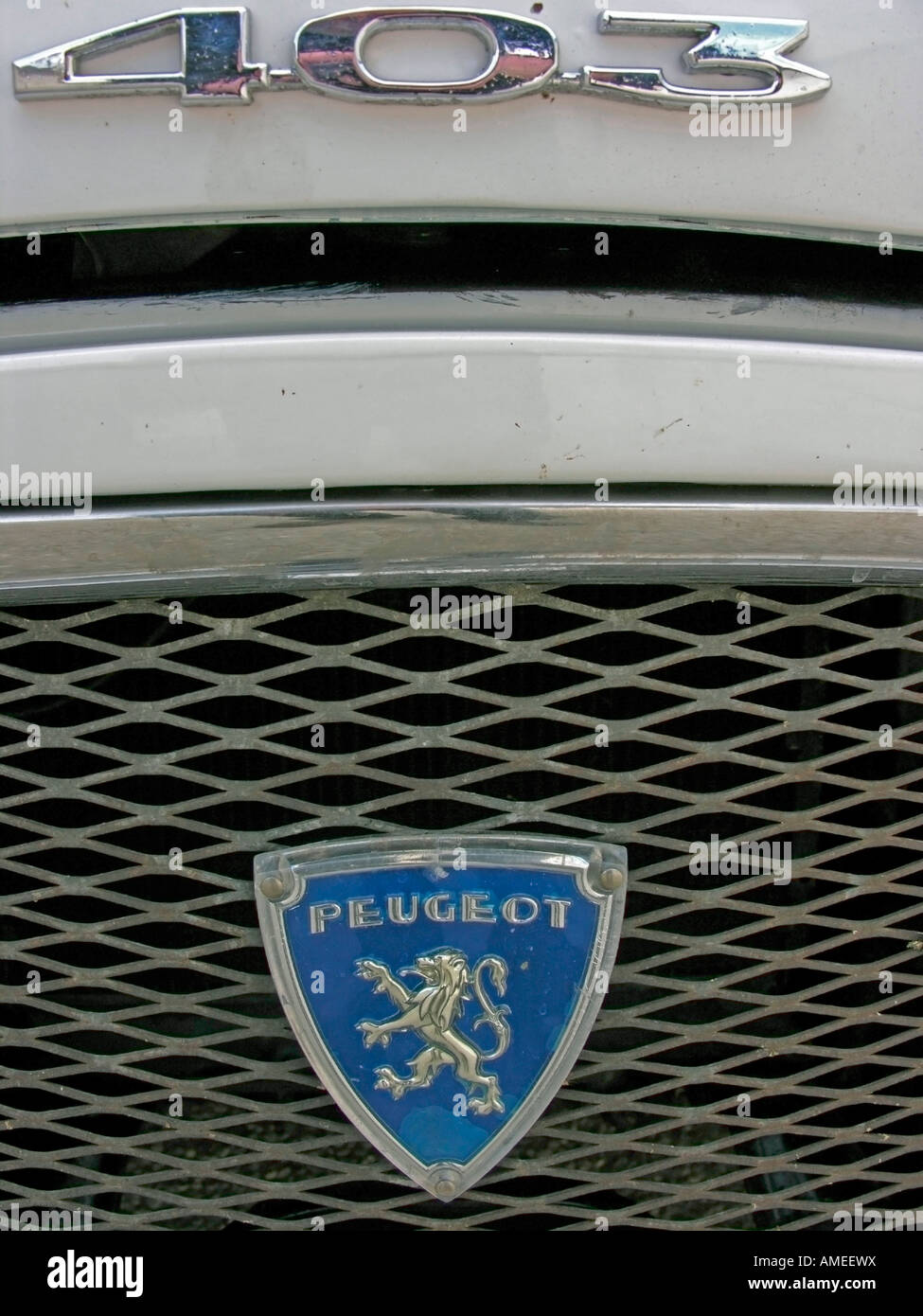 Peugeot Auto-Logo, Peugeot-Emblem vor Kühlergrill, Detailansicht, Altauto,  Schrottplatz, Metall-Recycling, Recycling von Altmetall, Metall  Stockfotografie - Alamy