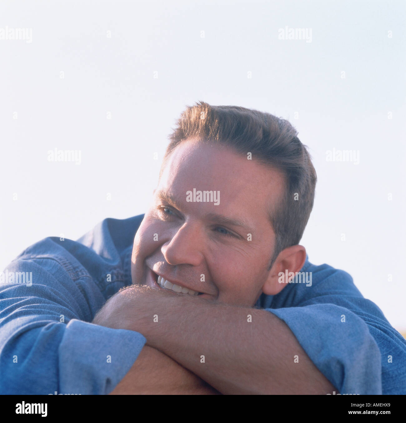 Man outdoors smile hi-res stock photography and images - Alamy