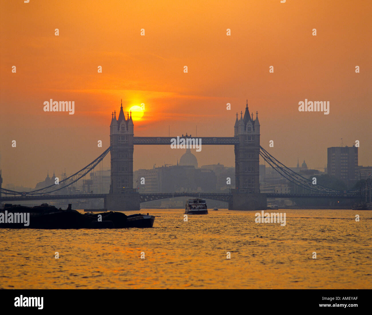 River thames silhouette bridge london hi-res stock photography and ...