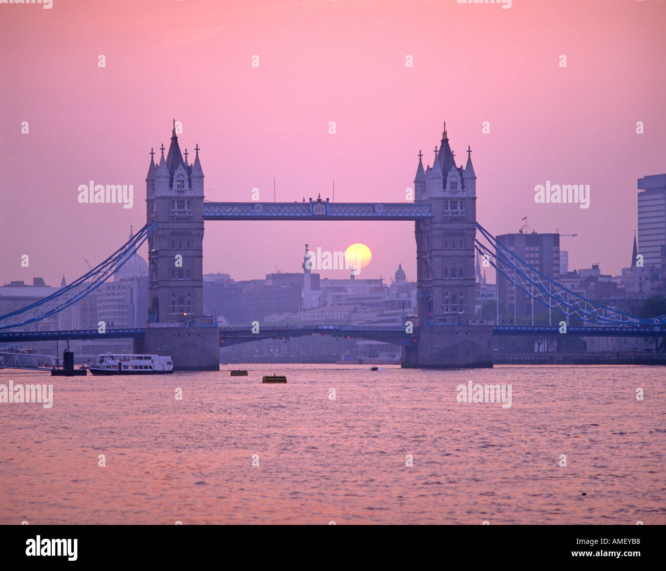 River thames silhouette bridge london hi-res stock photography and ...