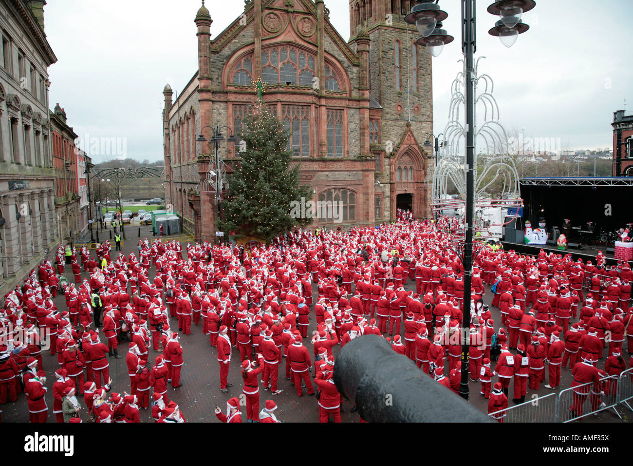 Over 10000 people dressed as santa claus attempt the Guinness World Record in guildhall square with cannon Derry Stock Photo