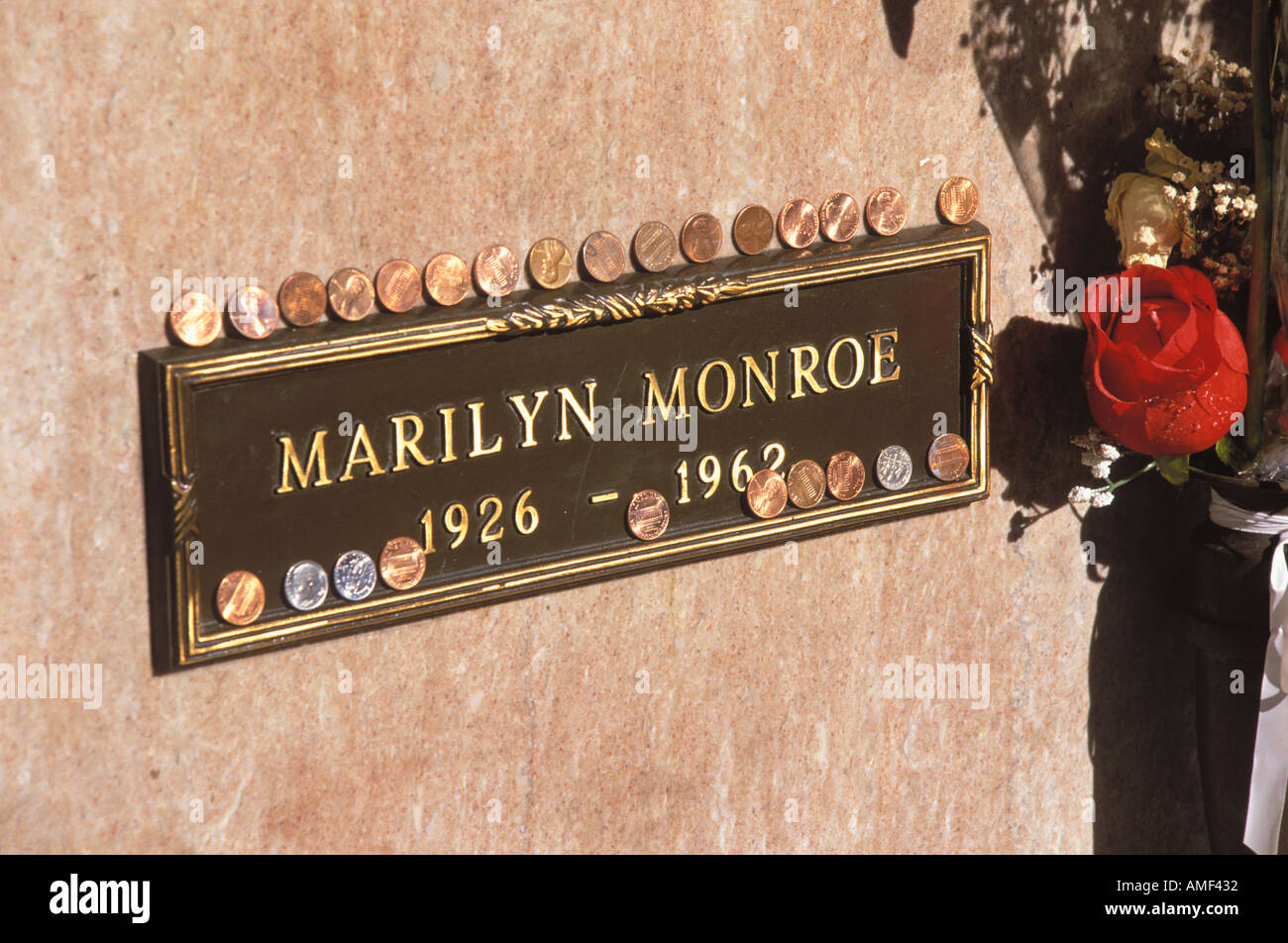 Marilyn Monroe Grave Westwood Memorial Cemetery Los Angeles California ...