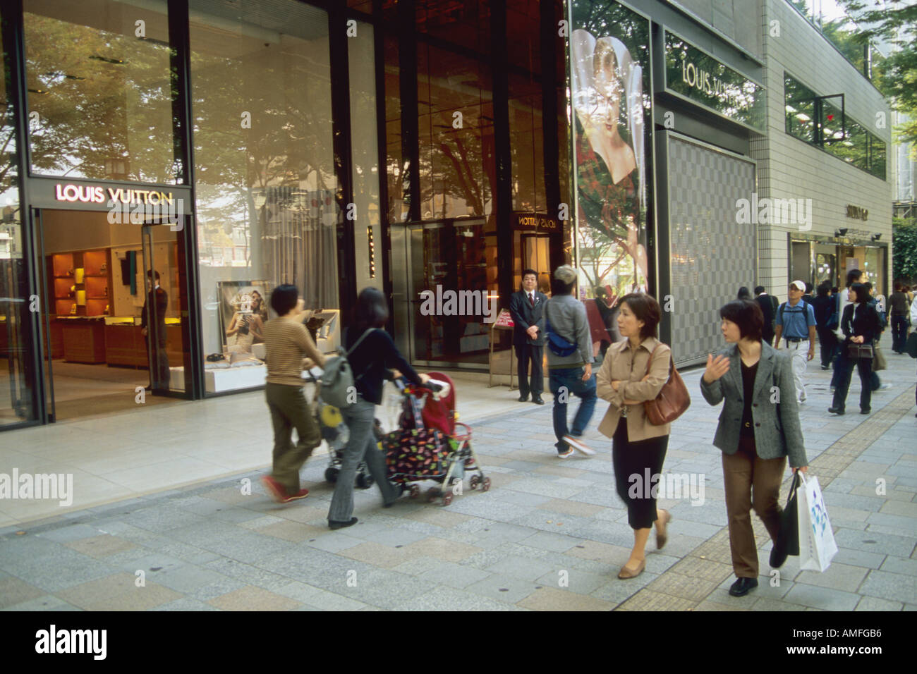 Japan Tokyo Louis Vuitton boutique Stock Photo