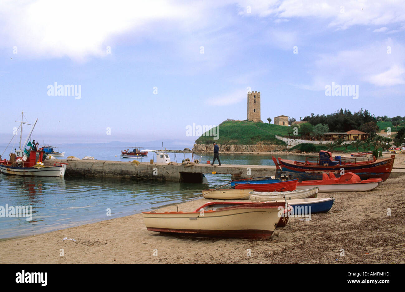 Griechenland, Chalkidiki, Kassandra, Nea Fokia, Strand am Fischerhafen mit Wehrturm Agios Pavlos Stock Photo