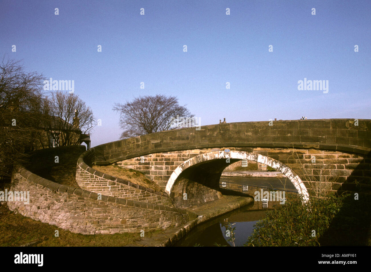 Cheshire Marple bridge over the Macclesfield Canal to allow horses to cross sides Stock Photo