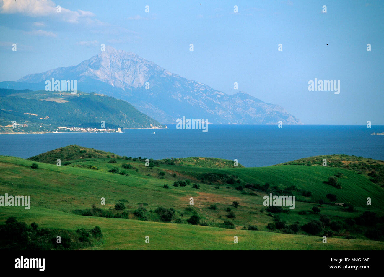 Griechenland, Chalkidiki, Athos, Ierissos, Landschaft südlich von Ierissos bei Nea Roda, im Dunst der Berg Athos Stock Photo