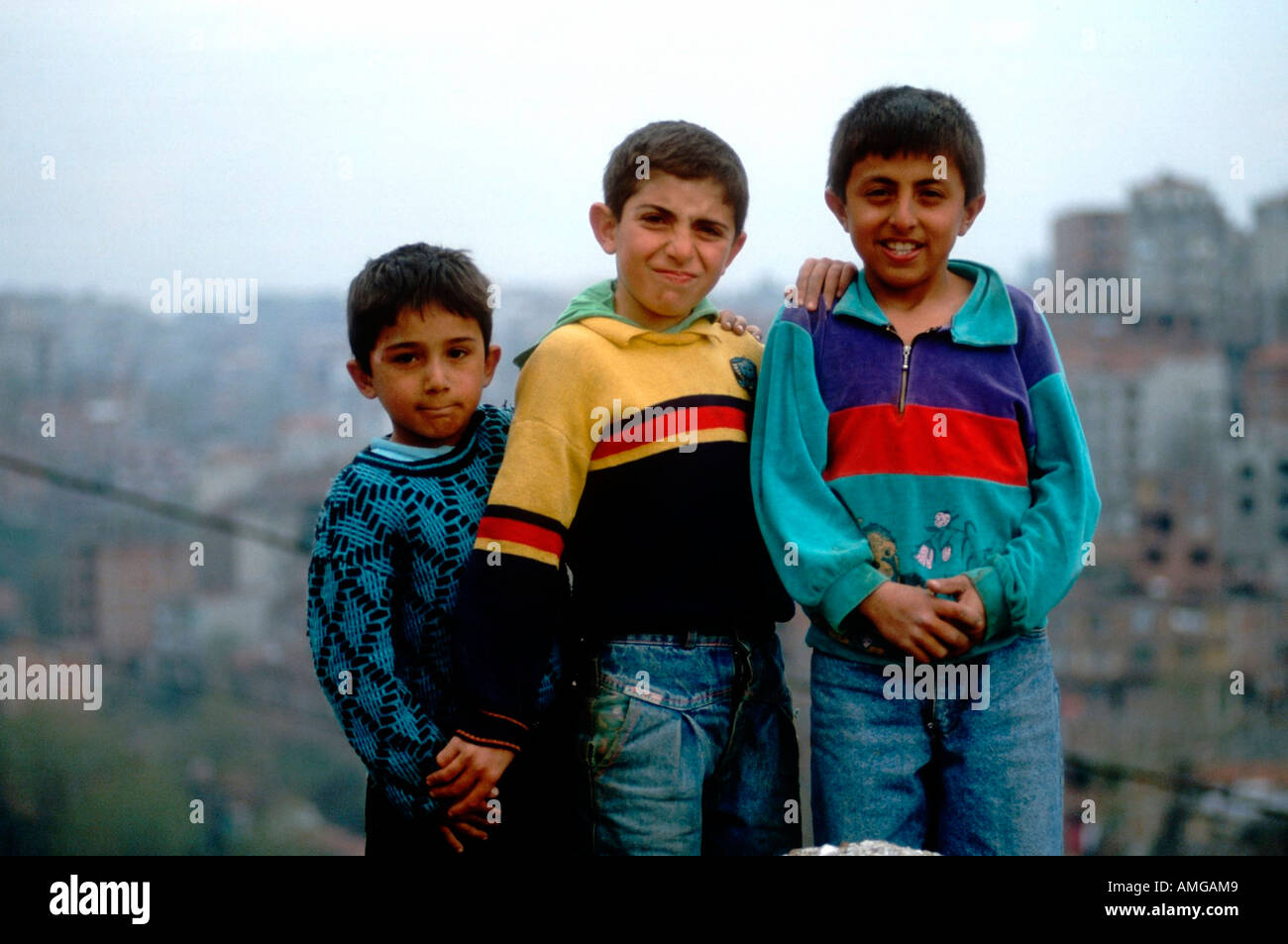 Türkei, Istanbul, Kinder in Gecekondu Stock Photo