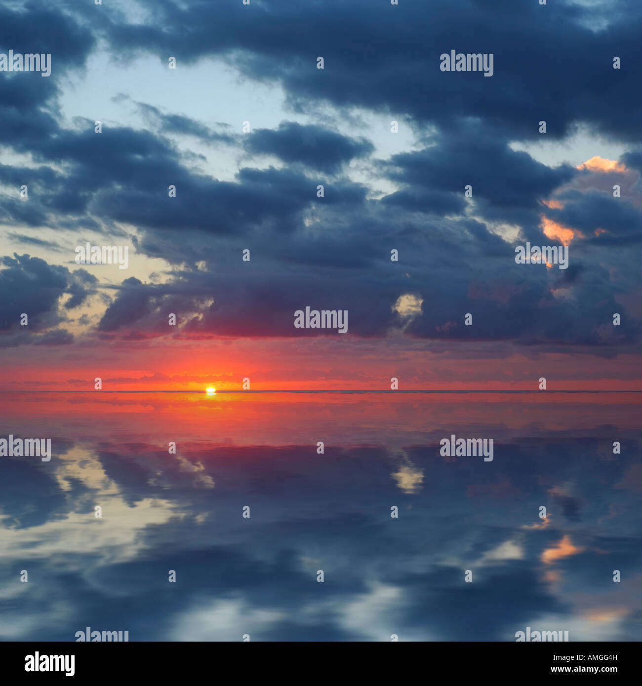 Ocean wave sunrise hi-res stock photography and images - Alamy