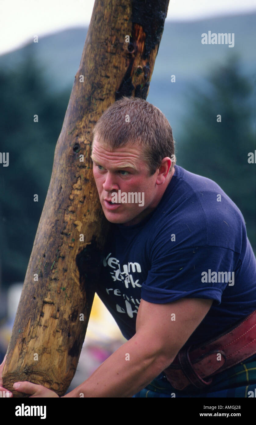 Highland Games competitor tossing the caber Stock Photo - Alamy