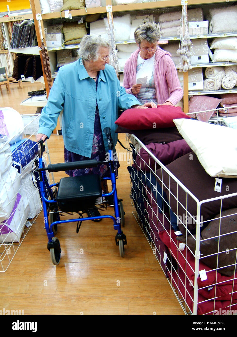 Women enjoying a day out shopping hi-res stock photography and images ...