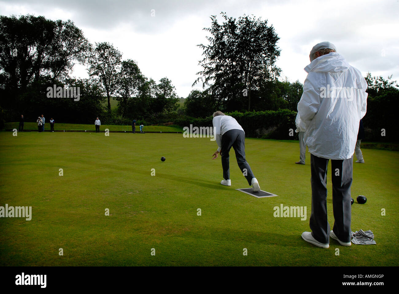 men playing bowls in bad weather Stock Photo