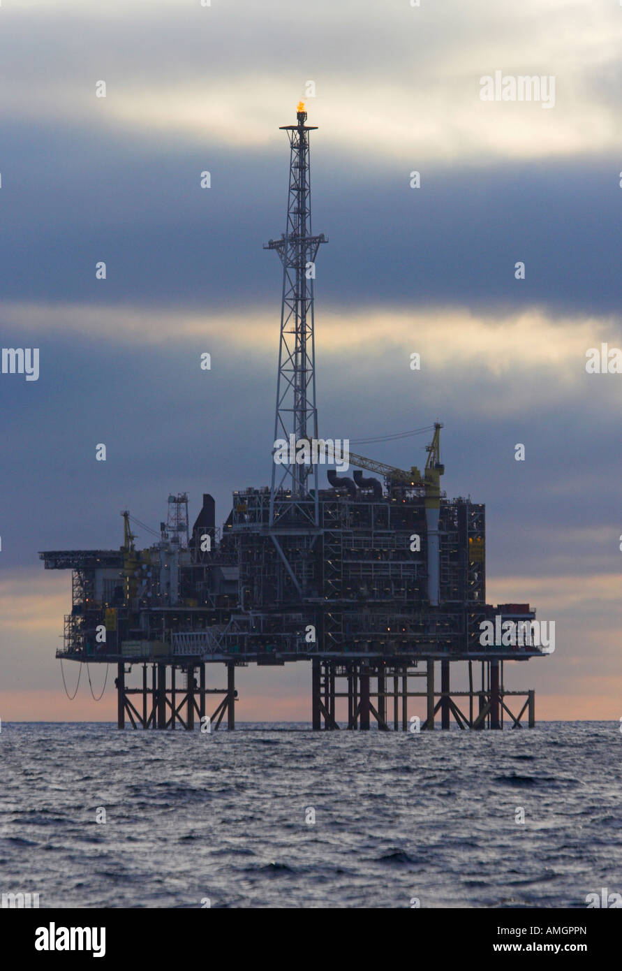 North sea oil rig flare hi-res stock photography and images - Alamy