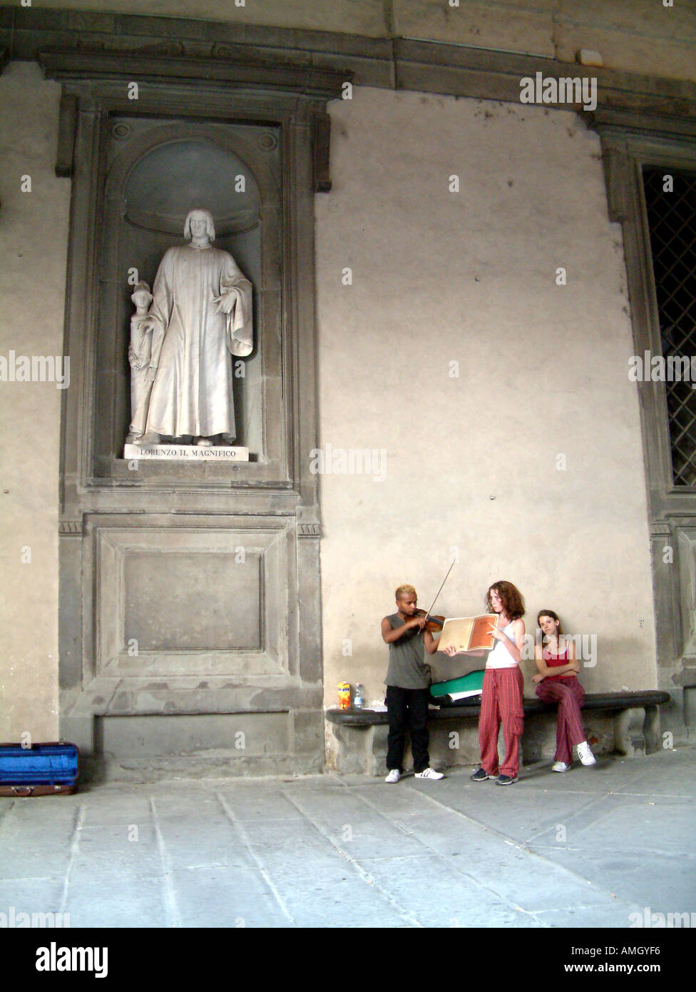Galleria degli Uffizi buskers Stock Photo - Alamy