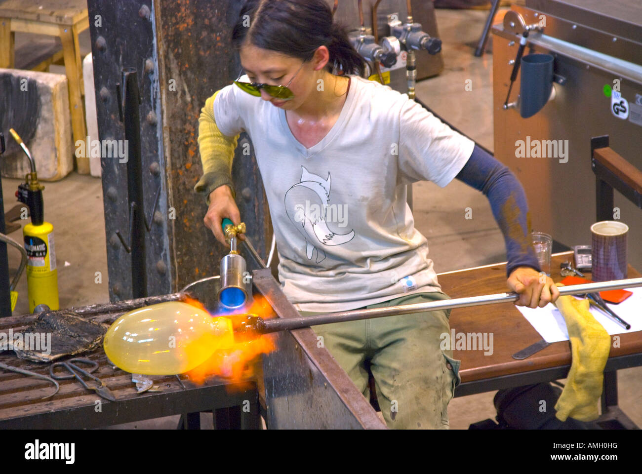 Glass artist at work in the Canberra Glassworks Stock Photo
