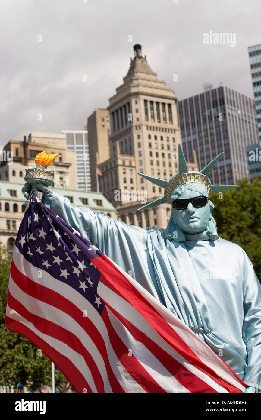 Street entertainer emulating the statue of liberty in New York Stock Photo