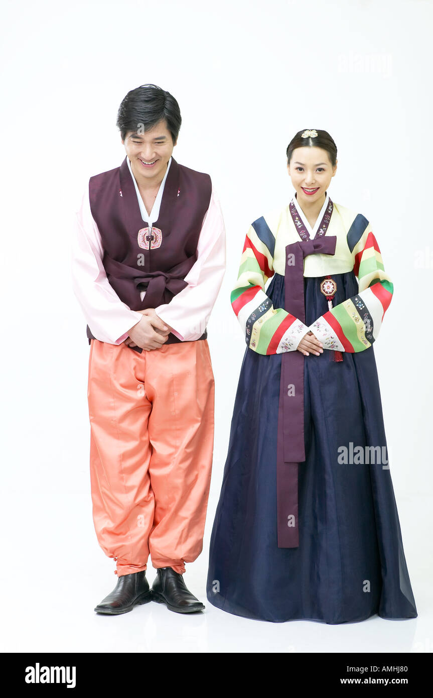 A couple in Hanbok greet in Korean way Stock Photo - Alamy
