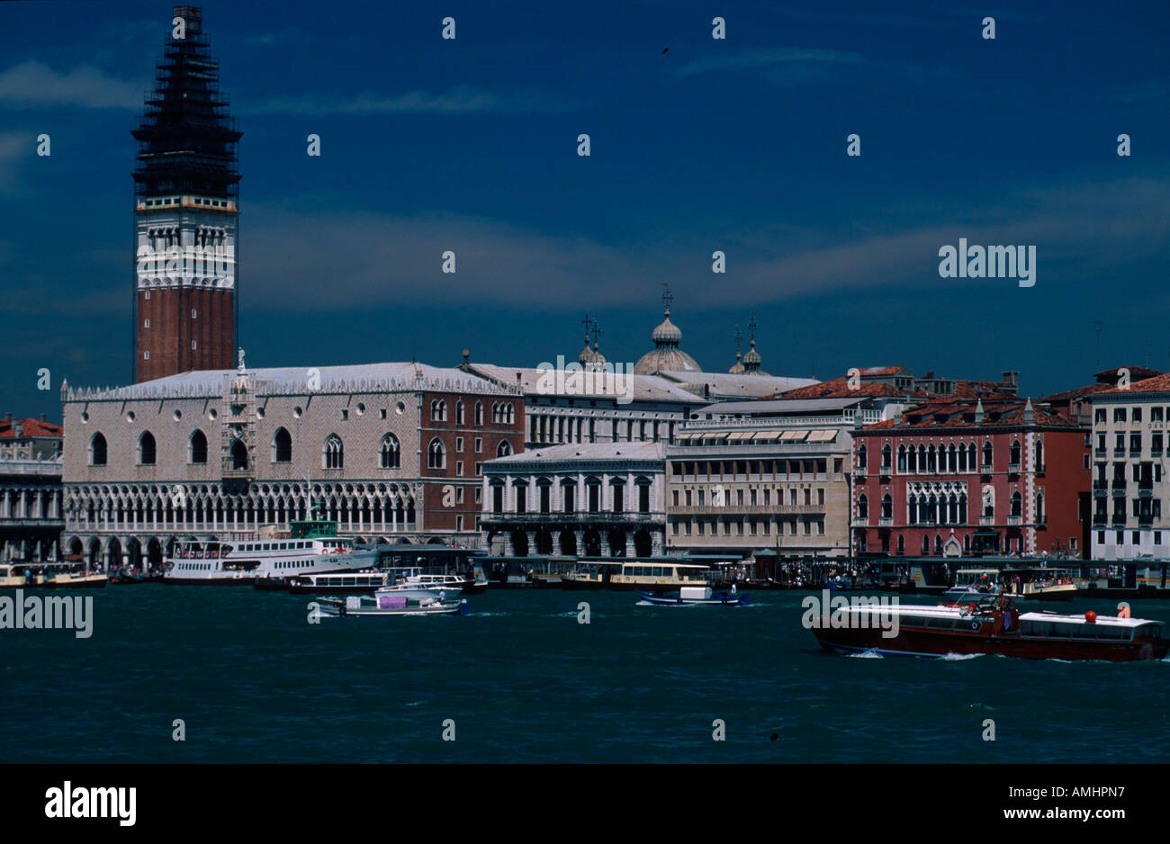 Venedig, Stadtteil San Marco, Bacino San Marco, Riva degli Schiavoni, Blick auf Campanile, Palazzo Ducale und Hotel Danieli Stock Photo