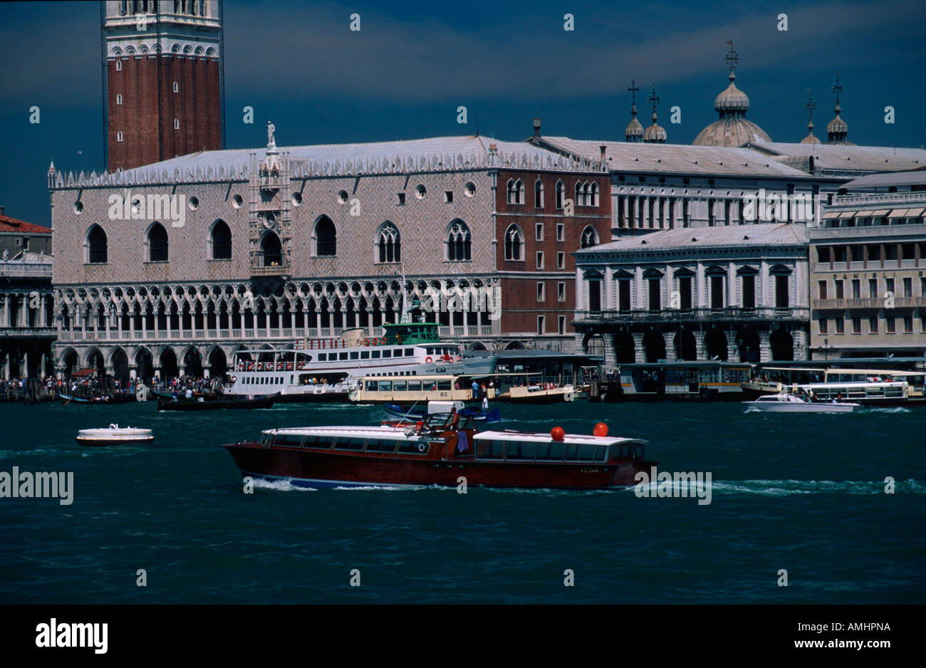 Venedig, Stadtteil San Marco, Bacino San Marco, Riva degli Schiavoni, Blick auf Campanile und Palazzo Ducale, mit Booten Stock Photo