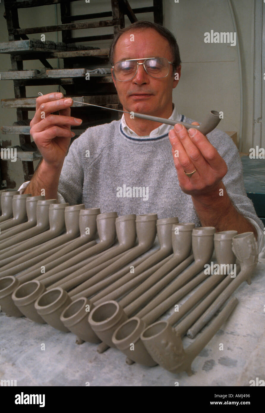 William Young making hand made traditional clay pipes for smokers working in a workshop's of Wilson & Sons in Sheffield Stock Photo