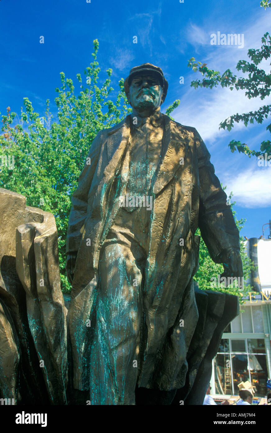 Bronze statue of Vladimir Lenin by Emil Venkov Slavic artist Seattle WA Stock Photo Alamy
