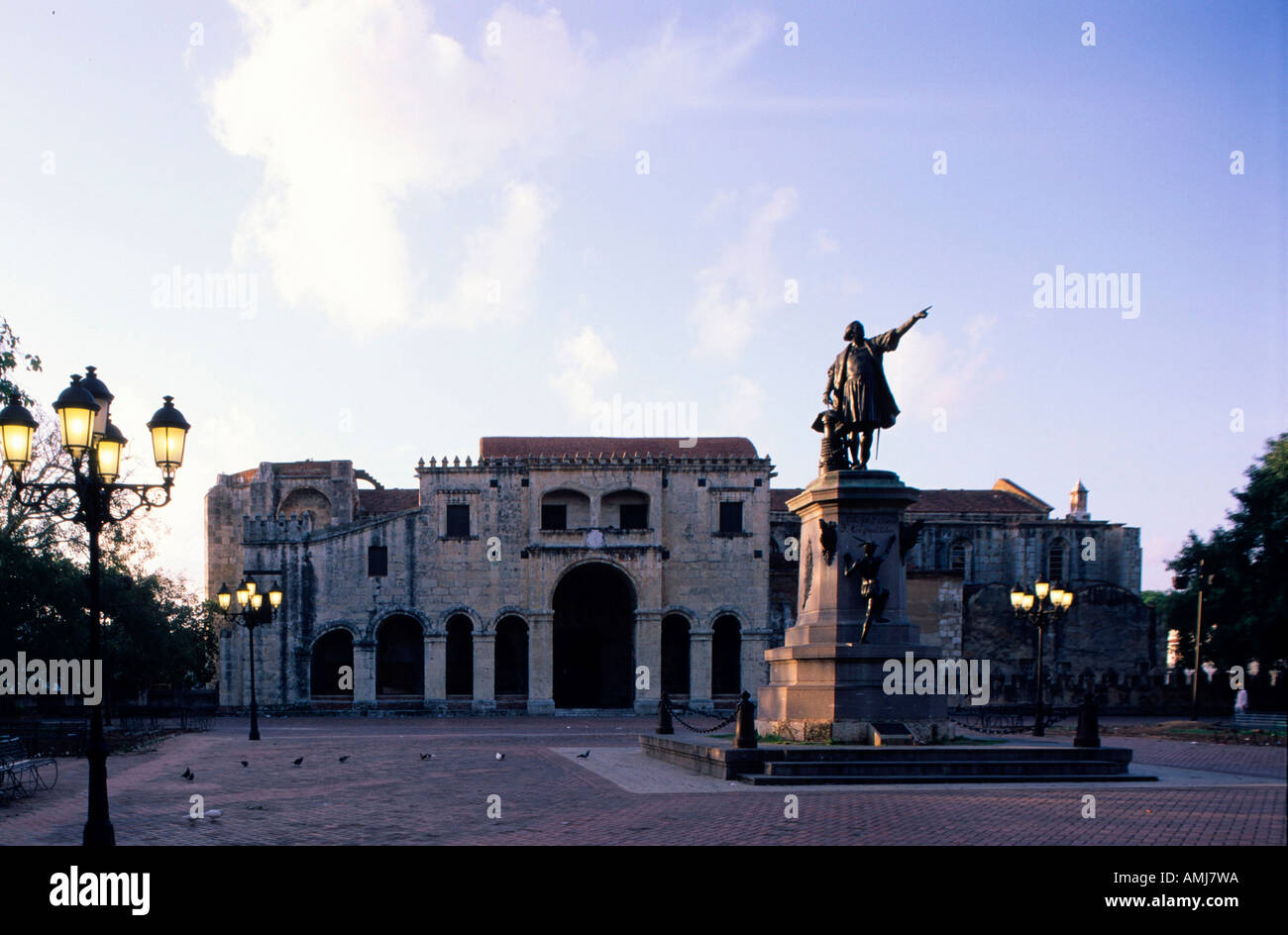 Dominikanische Republik, Santo Domingo, Plaza Colon, mit Kathedrale Santa Maria la Menor, Primada del America Stock Photo