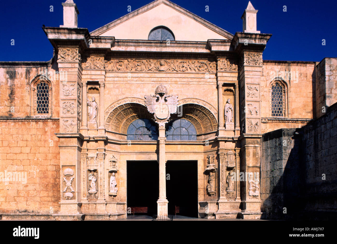 Dominikanische Republik, Santo Domingo, Plaza Colon, Kathedrale Santa Maria la Menor, Westtor Stock Photo