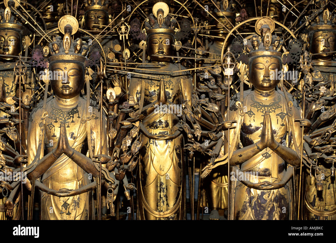 Japan, Kansai, Kyoto, Sanjusangen-do, das Hauptbildnis, ein Meisterwerk, das dem Bildhauer Tankei zugeschrieben wird, zeigt den sitzenden Bodhisattva Stock Photo