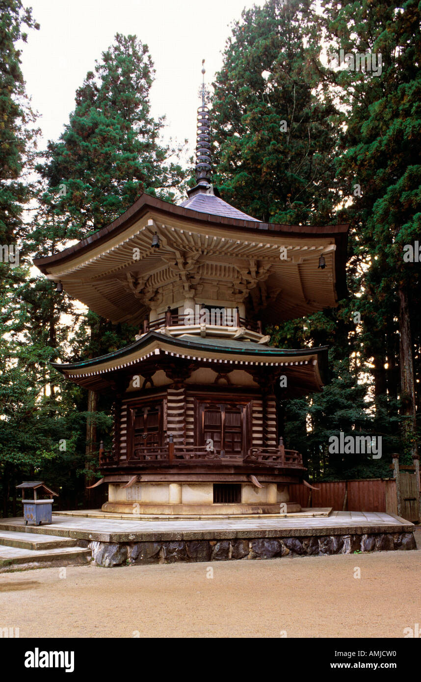 Japan, Kansai, Nara, Berg Koya (Koya-san), Gebetsmühle in der Gräberstadt Stock Photo