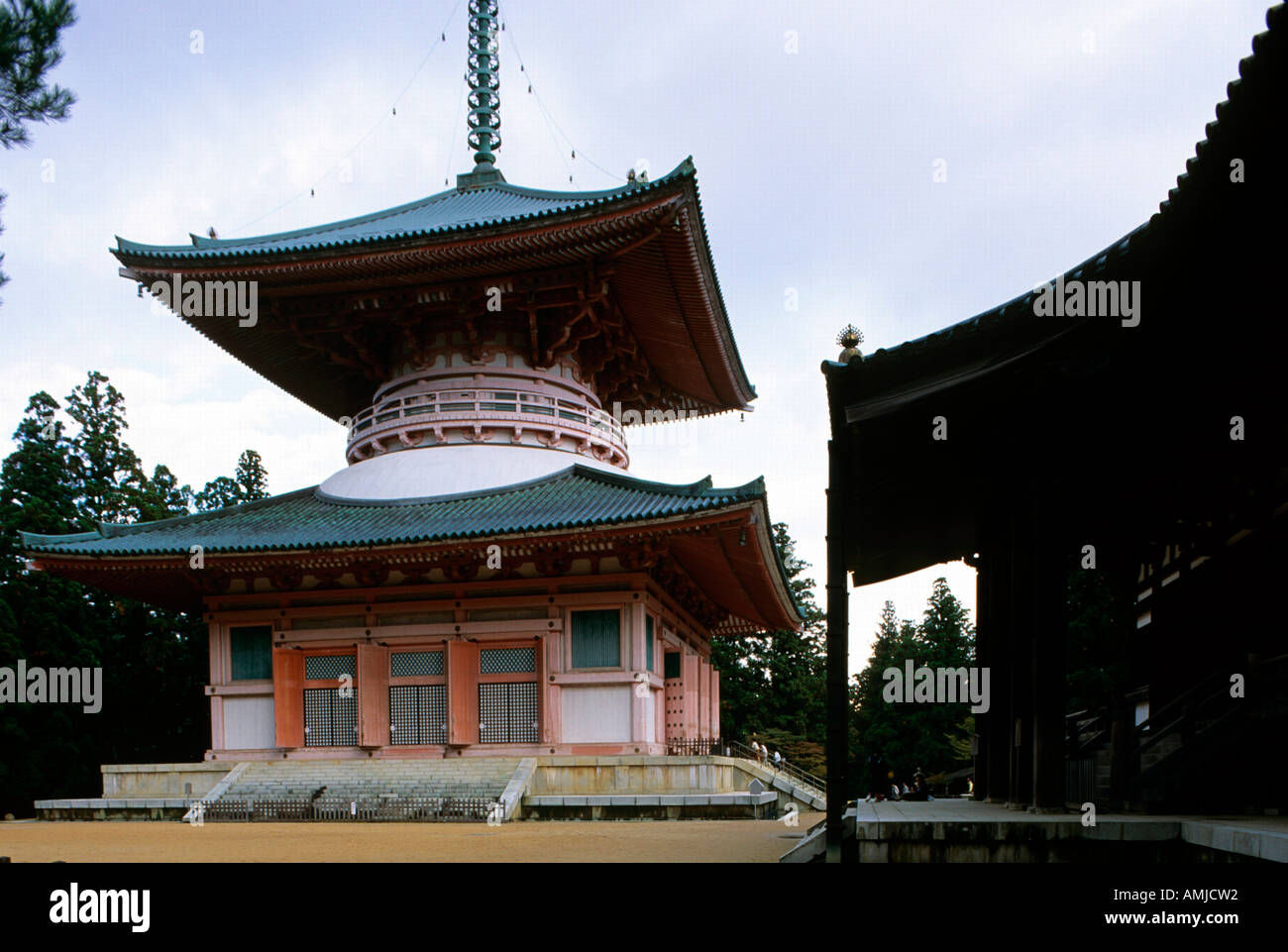 Japan, Kansai, Nara, Berg Koya (Koya-san), Pagode des Kongo-sanmai-in in der Gräberstadt Stock Photo