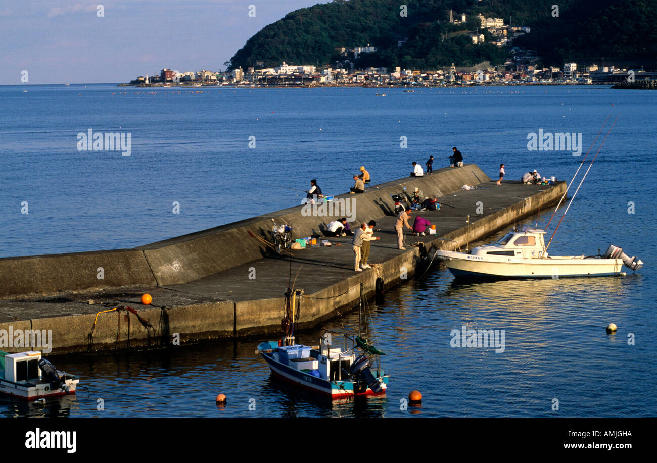 Japan, Kanto, Fuji-Region, Izu-Halbinsel, Atami, Angler auf Bootsanleger Stock Photo