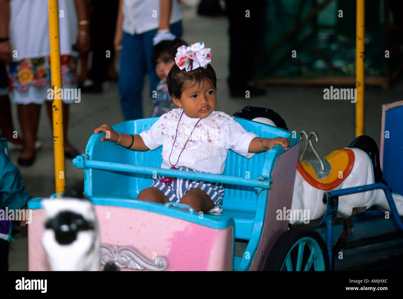Mexiko, Yucatan, Hunucma bei Merida, Kind im Karussel bei religiöser Fiesta Stock Photo