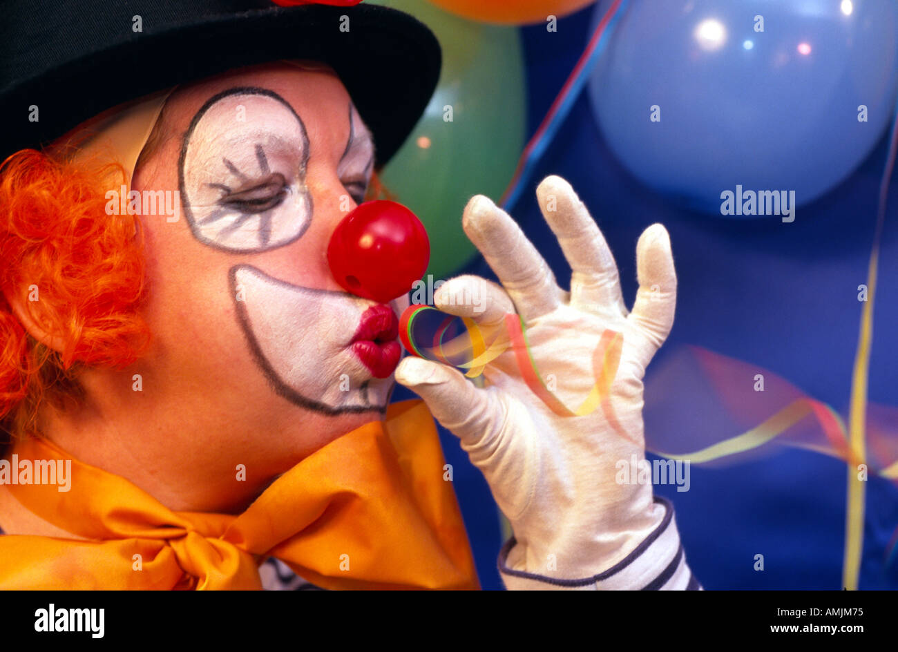 mr-clown-blowing-streamer-carneval-gaudy-AMJM75.jpg