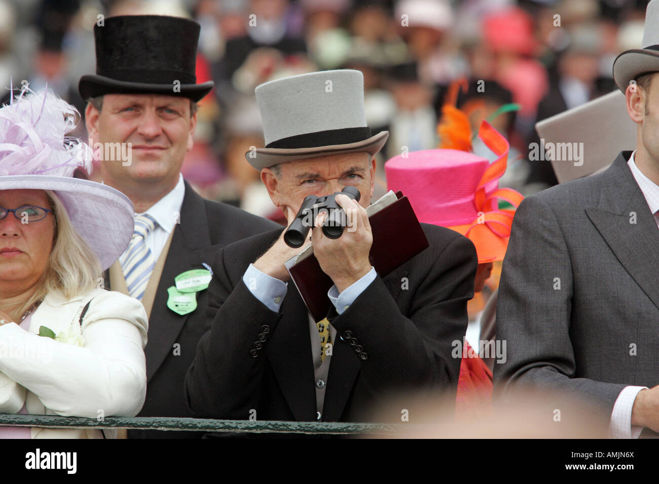 Watching races at royal ascot hires stock photography and images Alamy