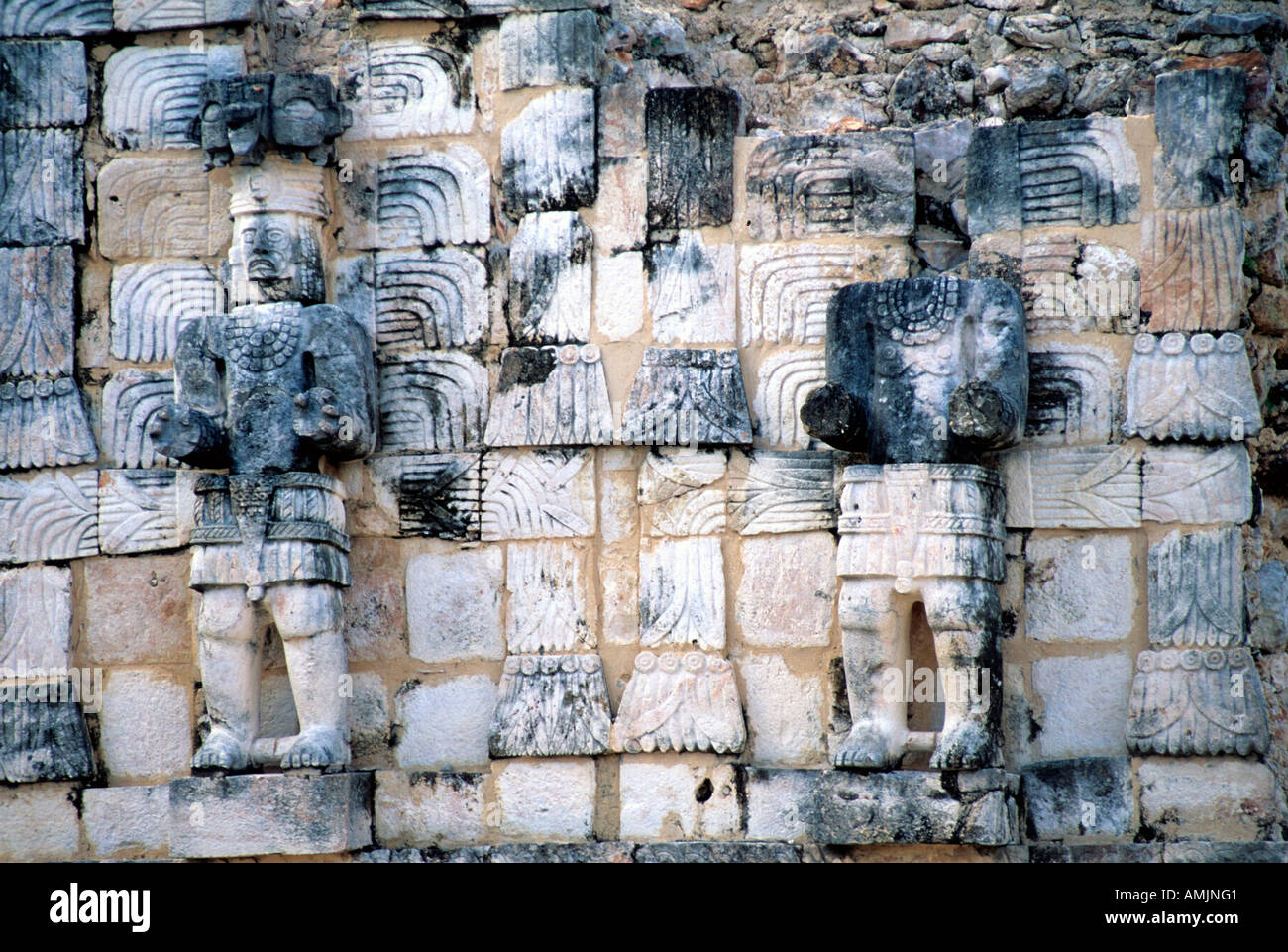 Mexiko, Yucatan, Kabah, Zeremonialzentrum, Templo de los Mascaras mit geometrischen Steinornamenten und Steinfiguren Stock Photo