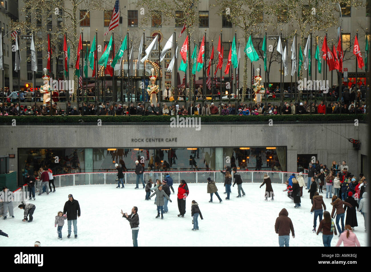 ice skating at rockefeller center new york Stock Photo Alamy