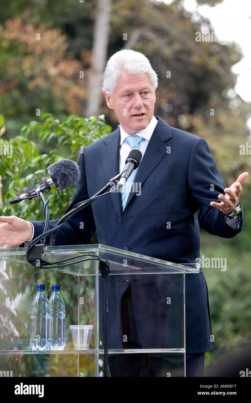 10 13 06 Bill Clinton at a Yes on Prop 87 rally at UCLA Los Angeles CA Stock Photo