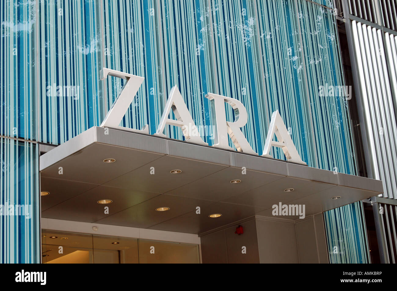 Branch of the fashion store ZARA, Singapore Stock Photo - Alamy