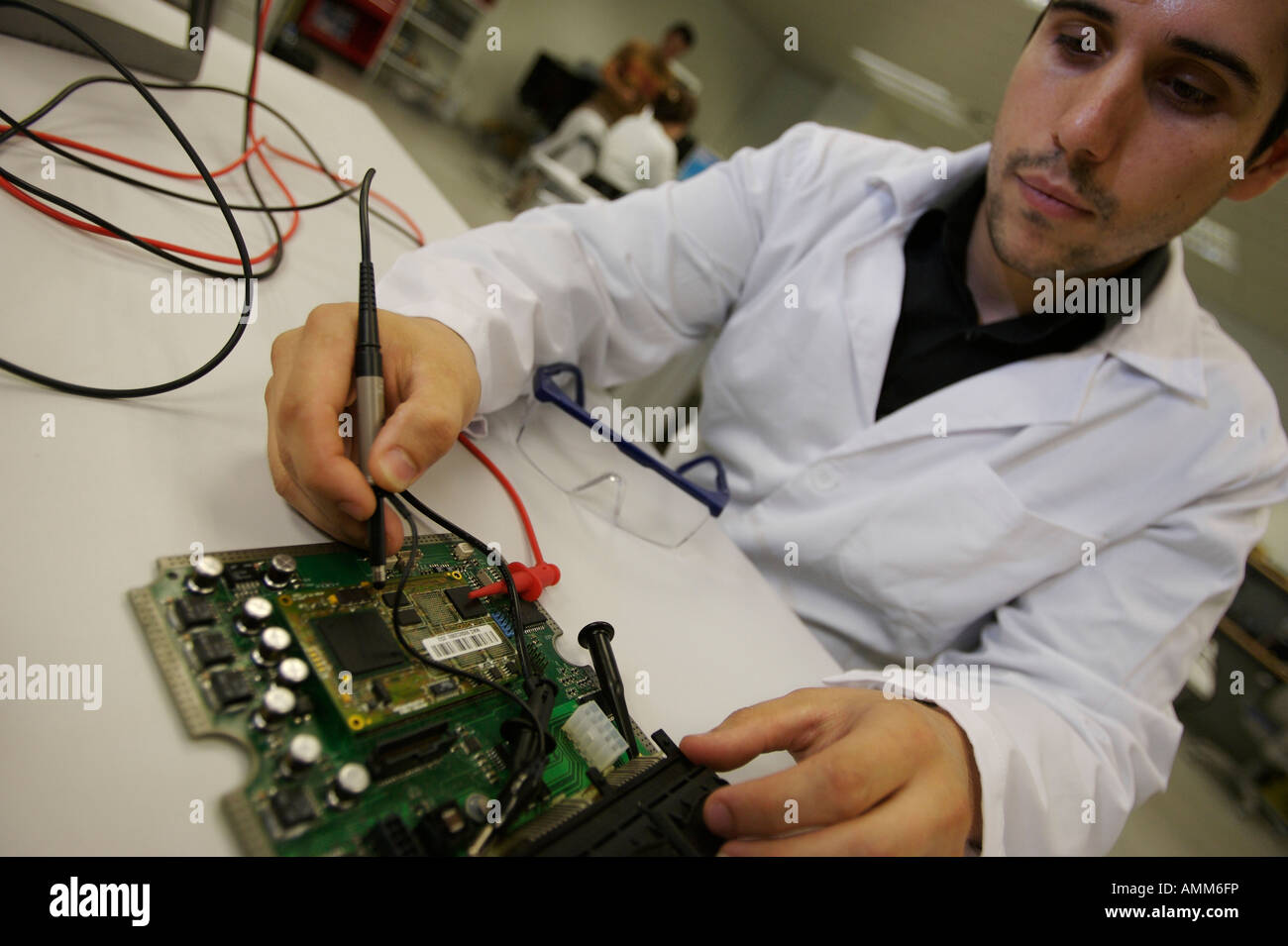 Computer manufacture in clean room hi-res stock photography and images ...