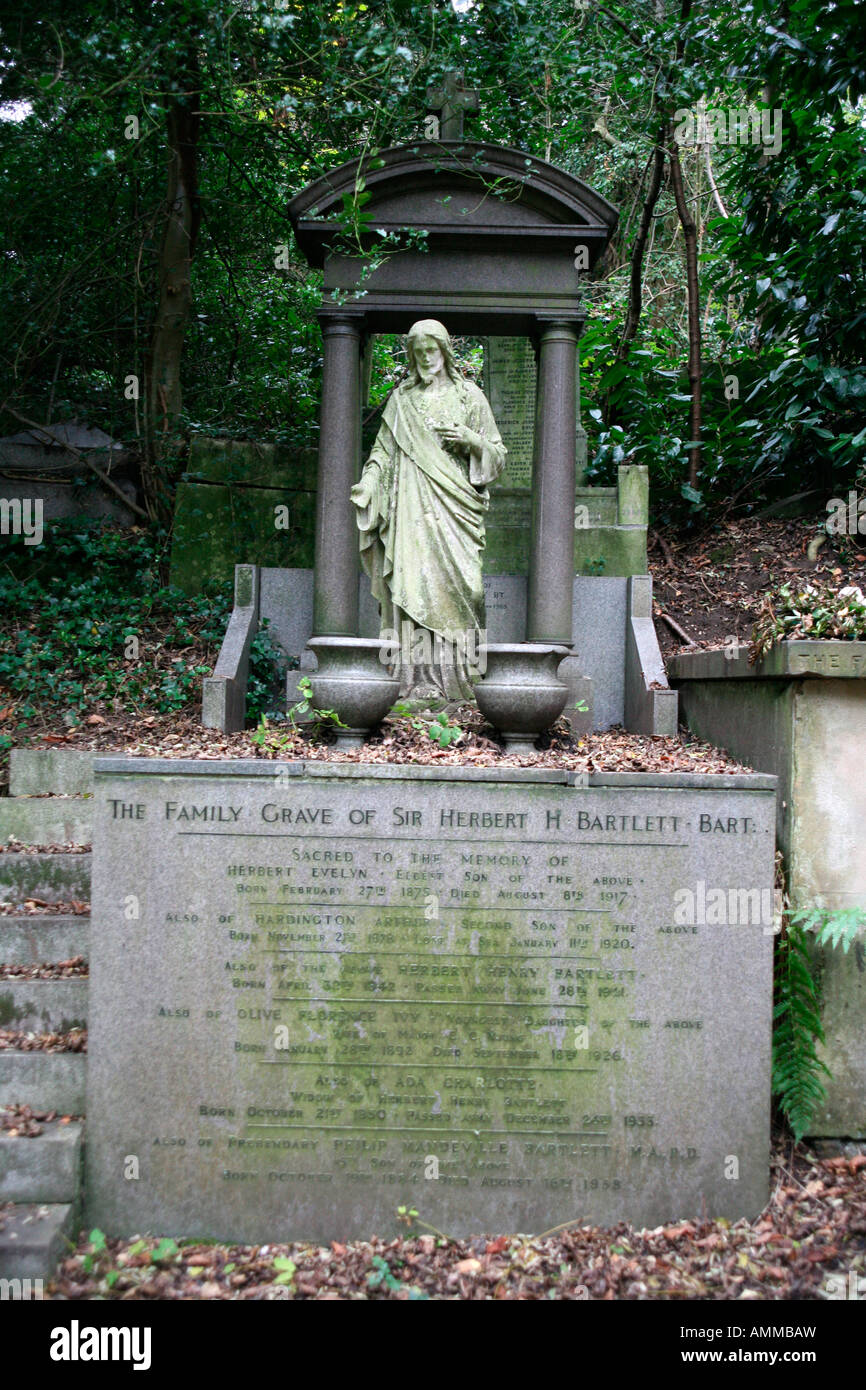 Angel statue on grave in Highgate Cemetery, London Stock Photo Alamy