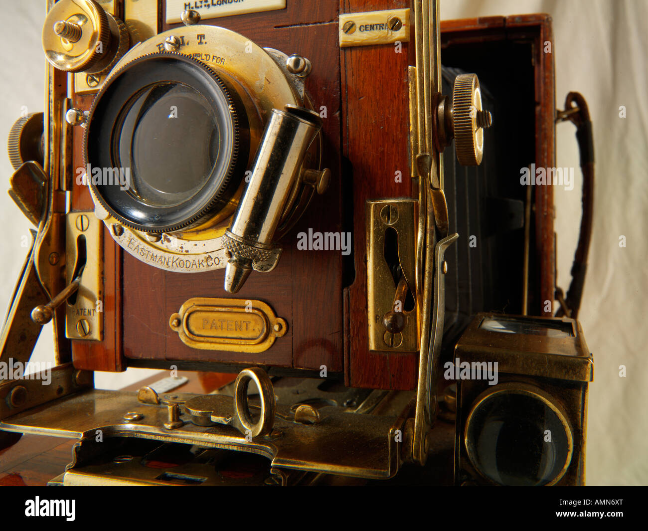 Sanderson tropical Half Plate wooden View Camera close up of lens and shutter Stock Photo