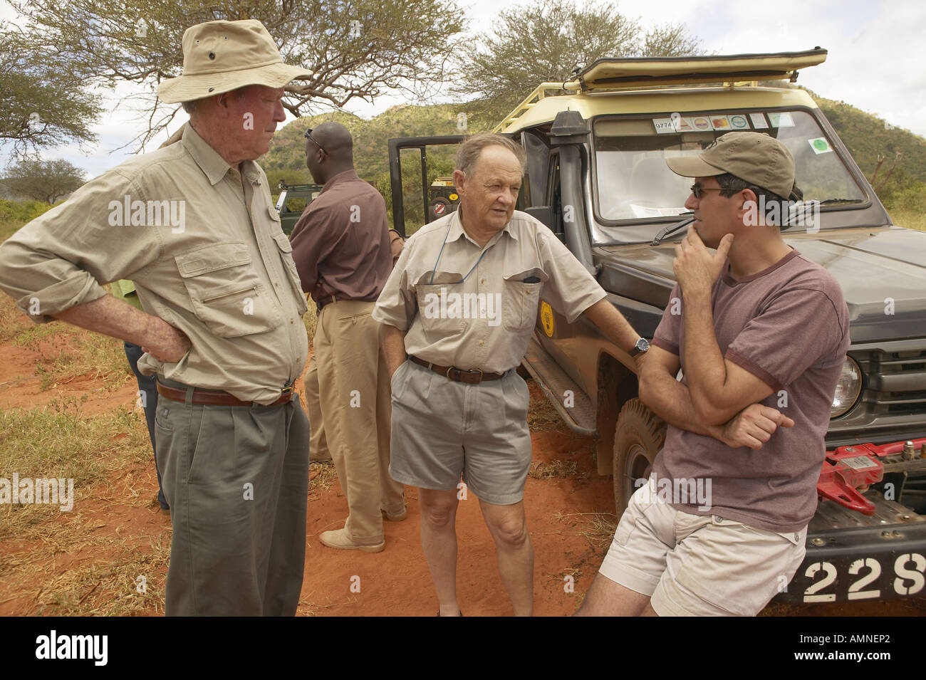 Cinematographer of Out of Africa speaks with John Taft and Humane Society CEO Wayne Pacelle in Tsavo National Park Kenya Africa Stock Photo