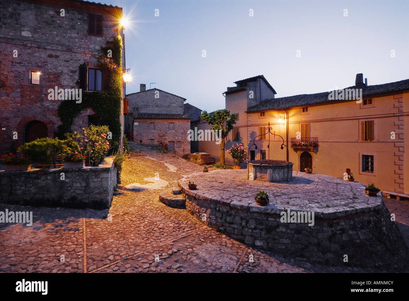 Village Square and Well, Rocca d'Orcia, Tuscany, Italy Stock Photo - Alamy