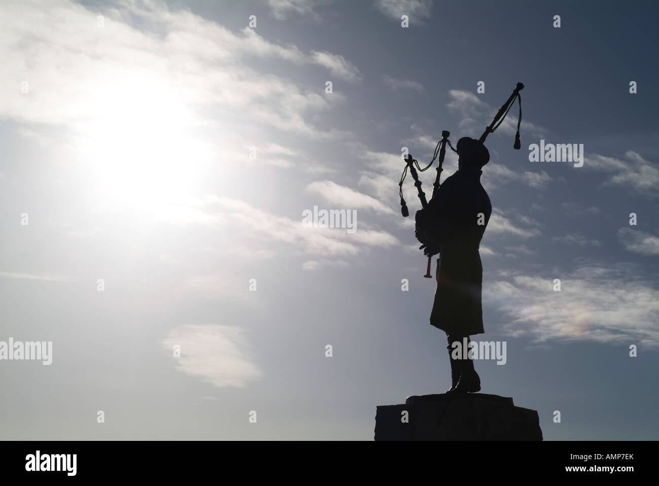 dh Highlander war memorial BRUAR PIPER STATUE SCOTLAND Bagpipes 51st Highland Division bag pipe soldier bagpiper silhouette Stock Photo