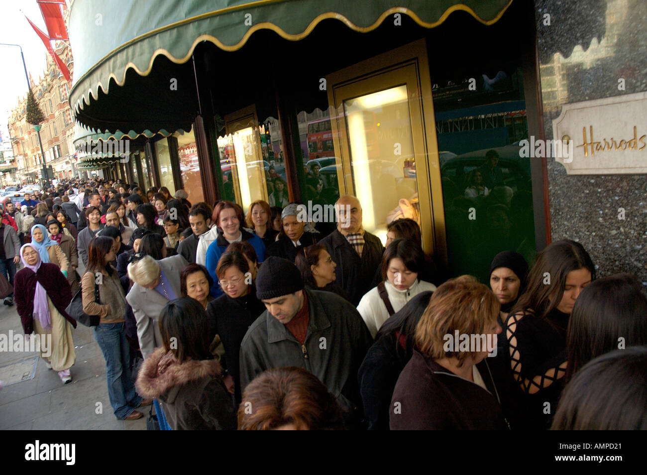 Queue outside Harrods on the first day of the sale Stock Photo