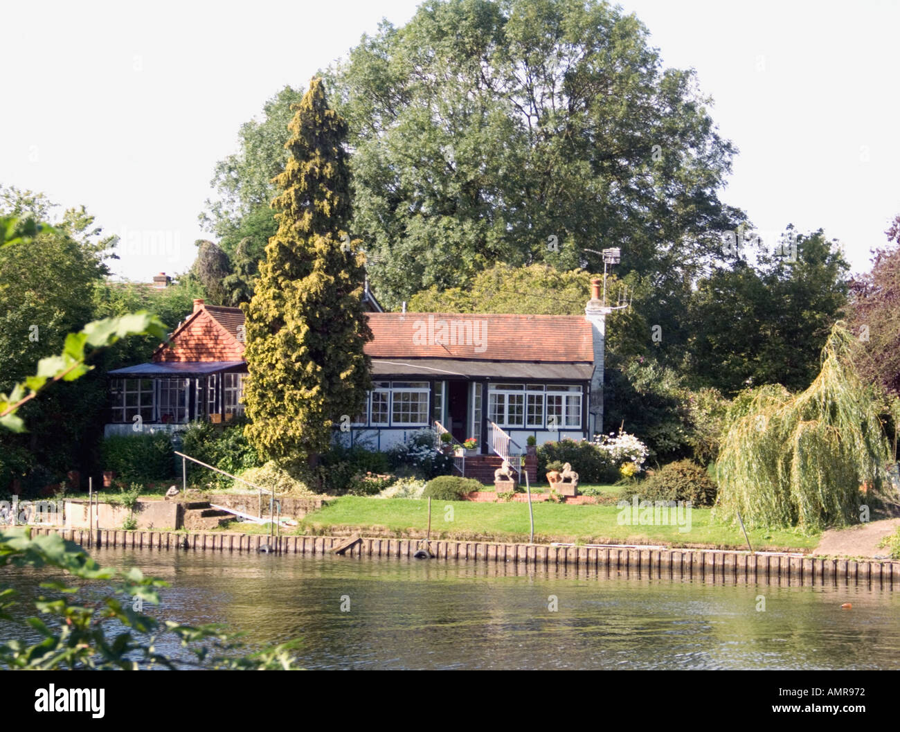 Charming Timbre Framed Cottage, River Thames, Staines, Middlesex, England Stock Photo