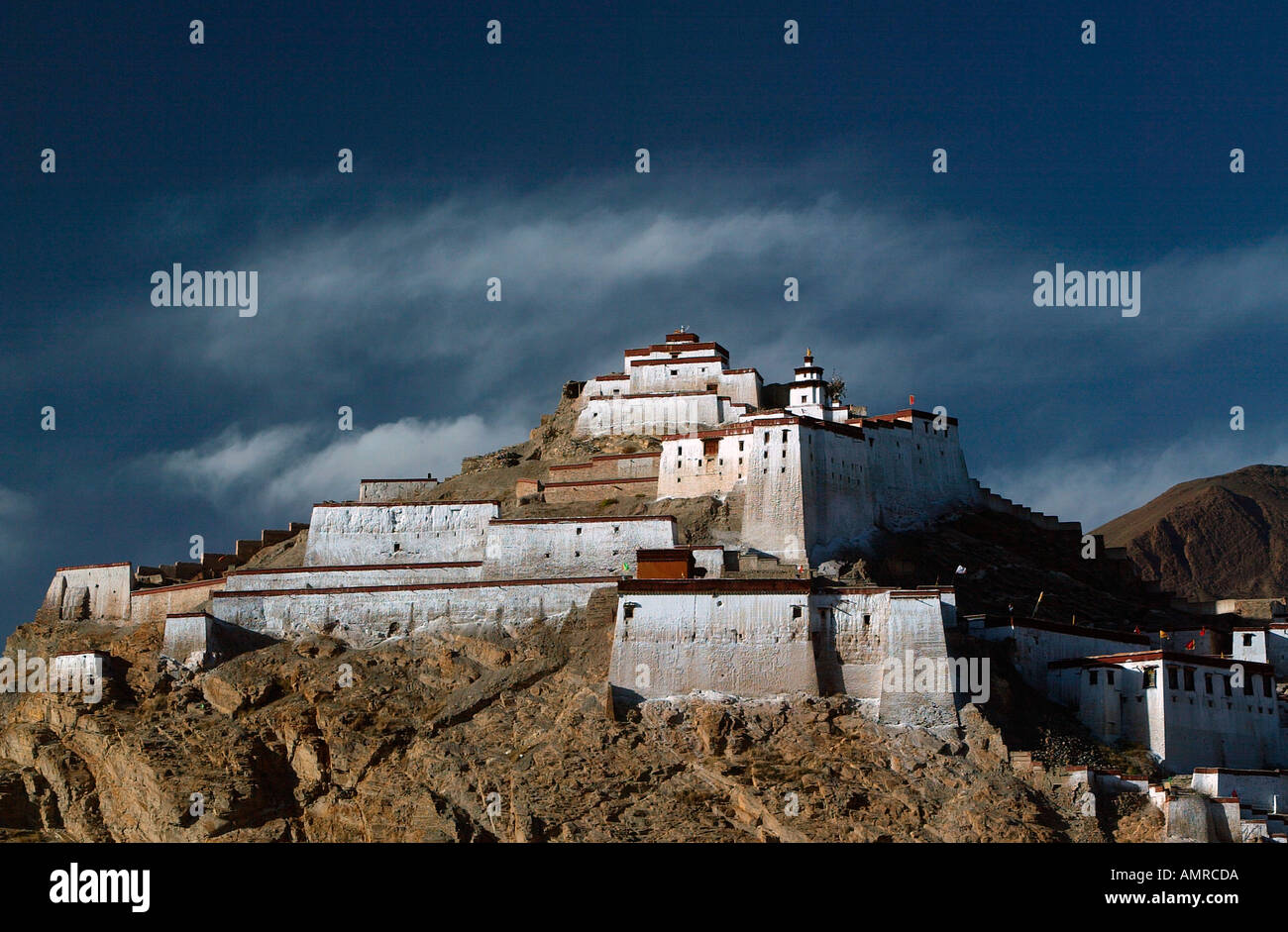 Gyantse fort ruins Tibet Stock Photo - Alamy