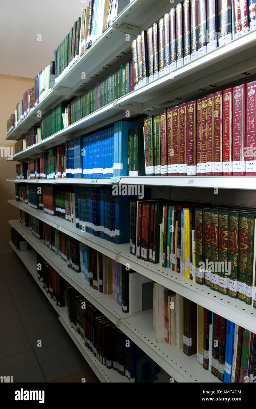 Books islamic library arab hires stock photography and images Alamy