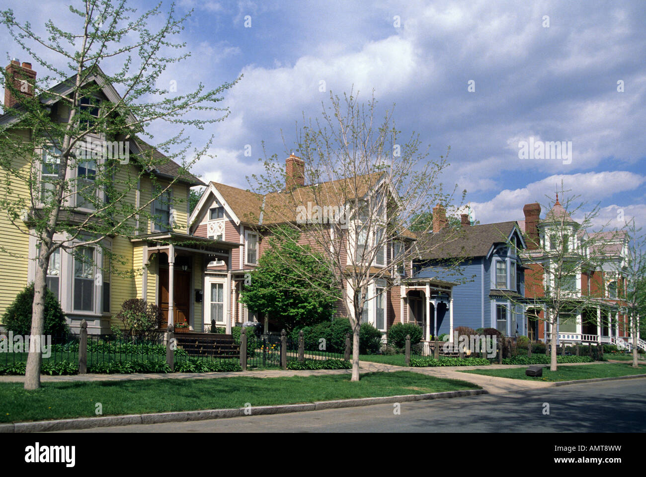 VICTORIAN HOMES IN CATHEDRAL HILL NEIGHBORHOOD IN ST. PAUL, MINNESOTA.  SPRING DAY Stock Photo - Alamy