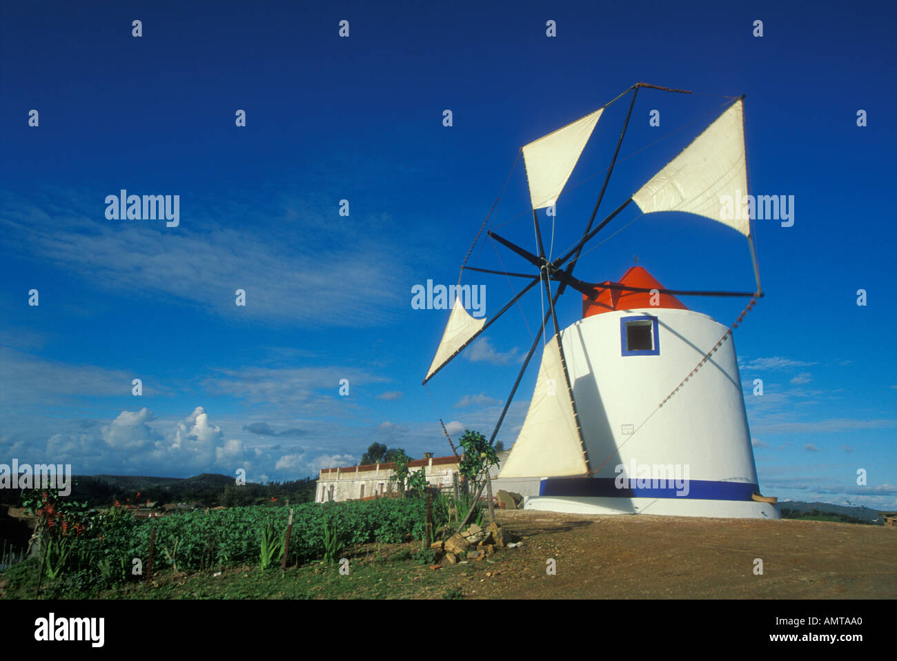 Moinho De Vento Antigo Em Portugal Imagem de Stock - Imagem de fazenda,  ambientalismo: 52319919